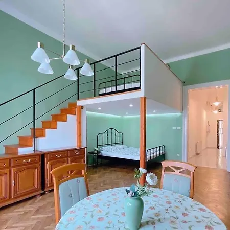 5 Downtown Vintage With Balcony בודפשט