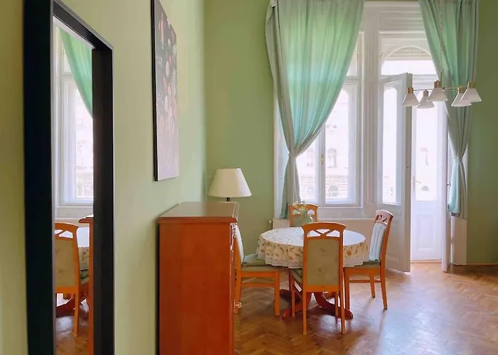 5 Downtown Vintage With Balcony 아파트