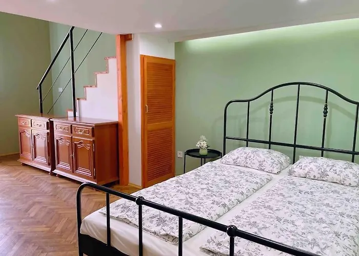 5 Downtown Vintage With Balcony *